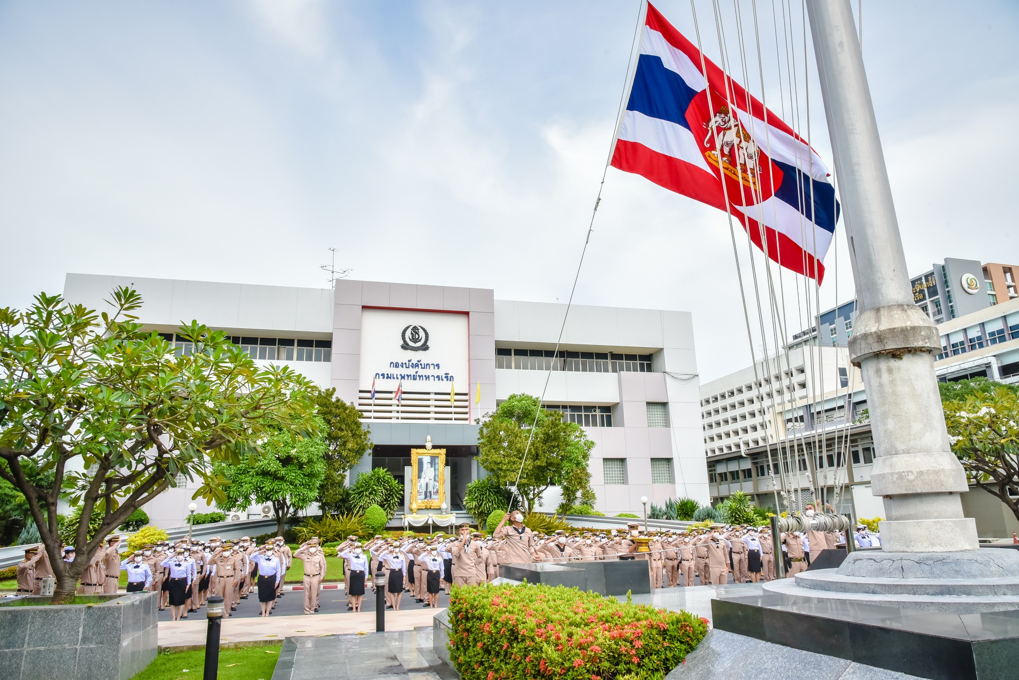 ข้าราชการและลูกจ้าง โรงพยาบาลสมเด็จพระปิ่นเกล้า เข้าร่วมกิจกรรม เคารพธงชาติและร้องเพลงชาติไทย 