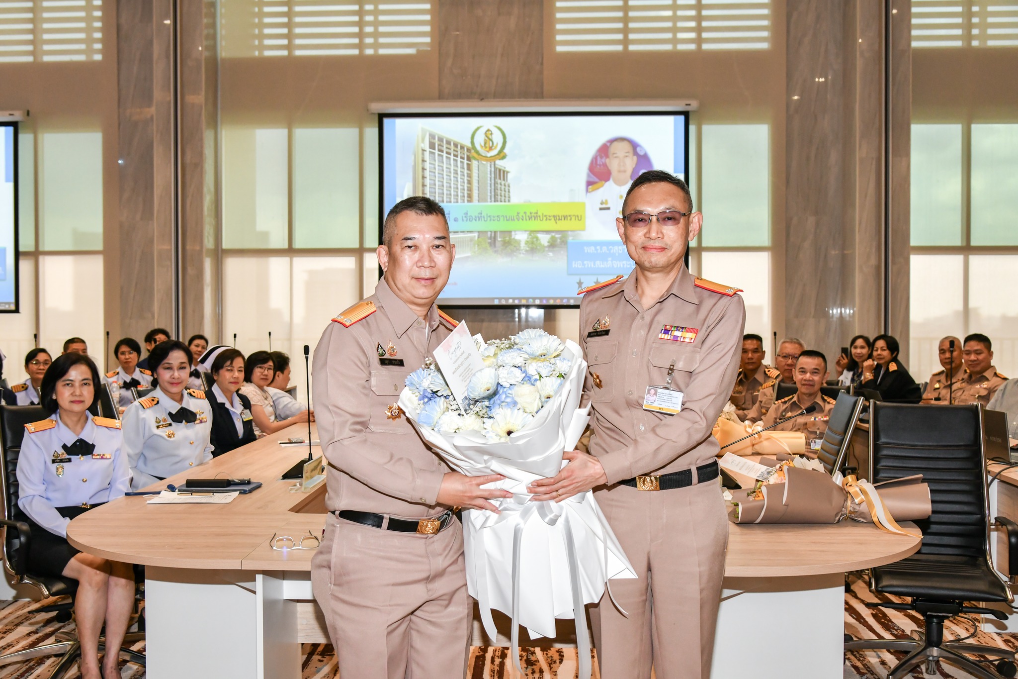 พลเรือตรี สมชาย จันทโรธร ที่ปรึกษาผู้อำนวยการโรงพยาบาลสมเด็จพระปิ่นเกล้า แสดงความยินดีกับ พลเรือตรี วสุธา ข่ายแก้ว